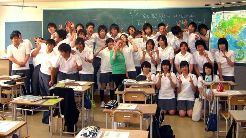 TEFL-teacher-teaching-japanese-students