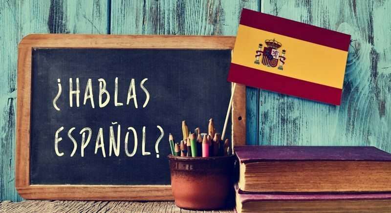teaching-spanish-to-students