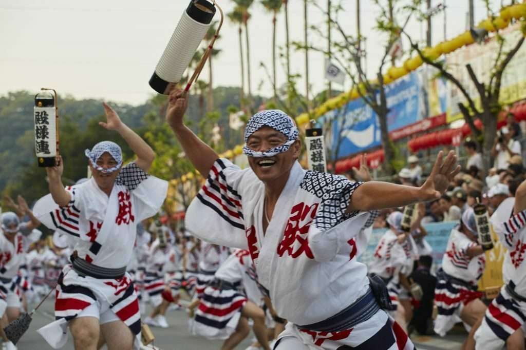 international-teaching-experience-in-japan-matsuri-festivals-with-men-and-women-dressed-in-vivid-costumes