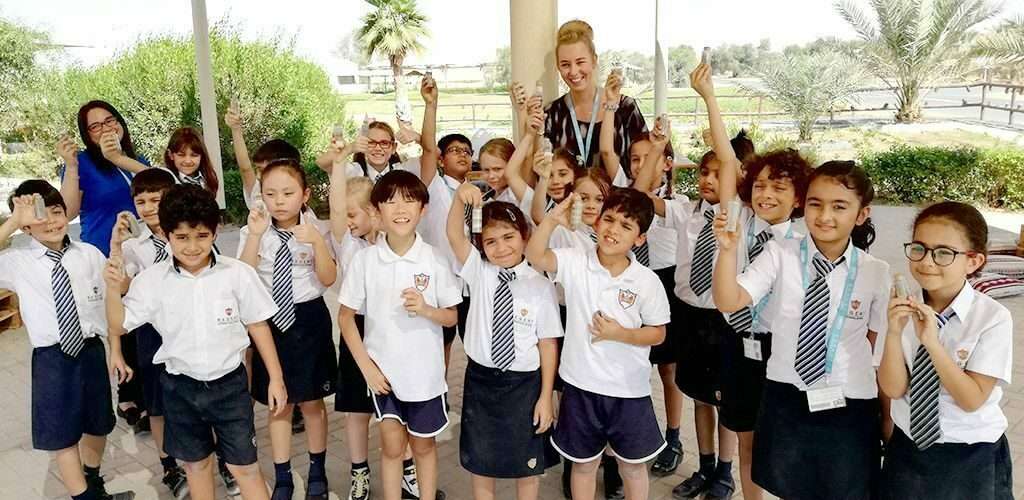 primary-school-students-in-the-uae-on-a-school-trip-wearing-their-unifroms-with-an-international-english-teacher-supervising-them