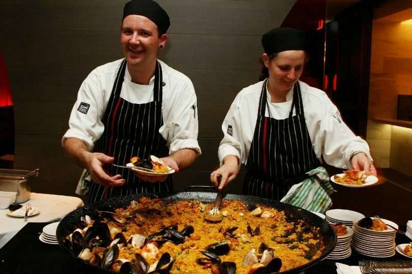english-teachers-learn-how-to-cook-spanish-paella